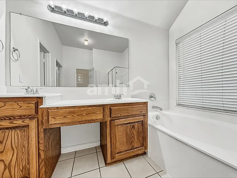 7501 Providence Dr — Photo 10