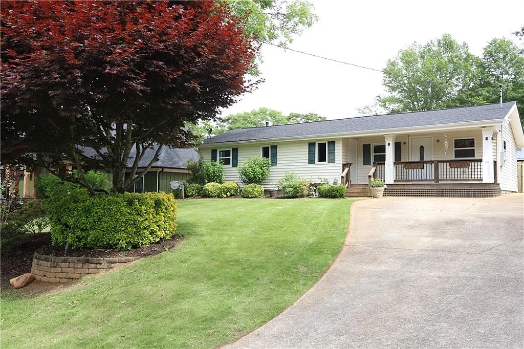 3 bed, 1.0 bath, 1128 sqft, $1,990 — Photo 1