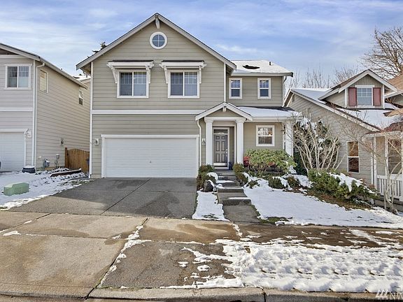 Stunning 1750 sq ft home features 3 bedrooms, 2.5 baths + BONUS ROOM!