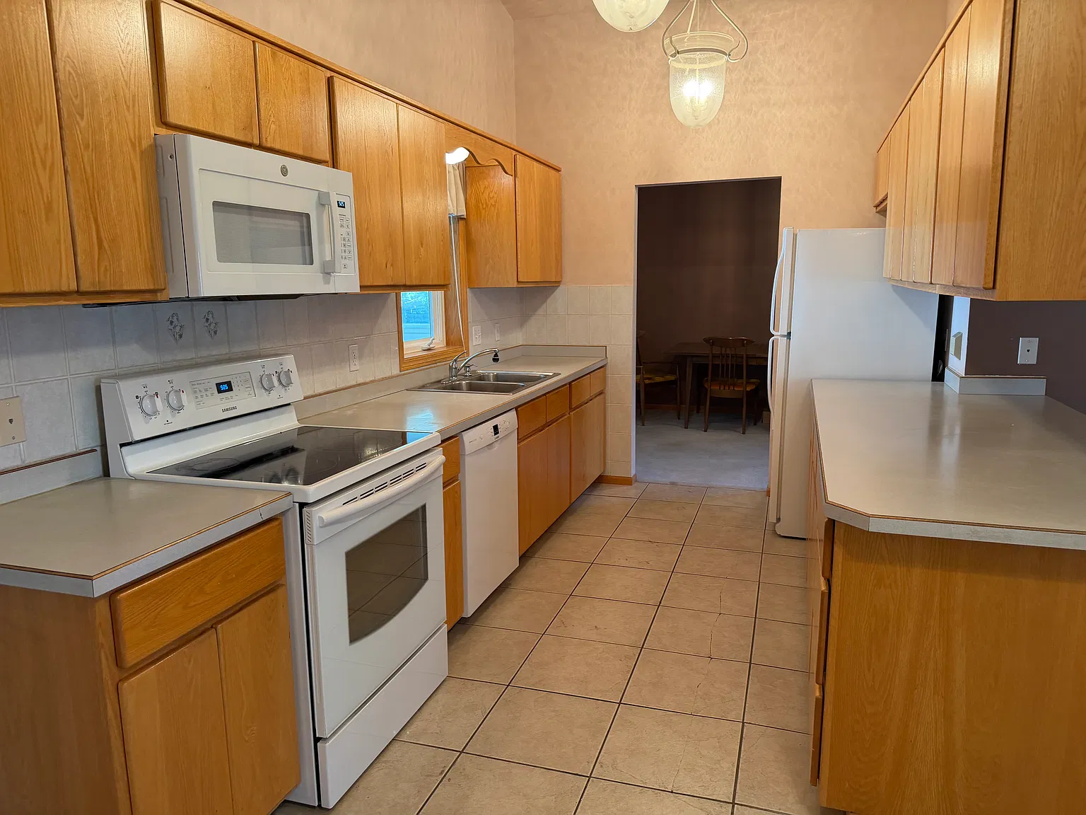 3 bed, 2.5 bath, 1900 sqft, $2,500 — Photo 2