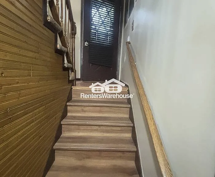 1885 Clarence St — Photo 15
