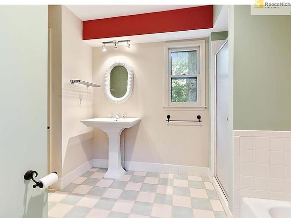 2nd Floor Full Bath (Shower and Tub)