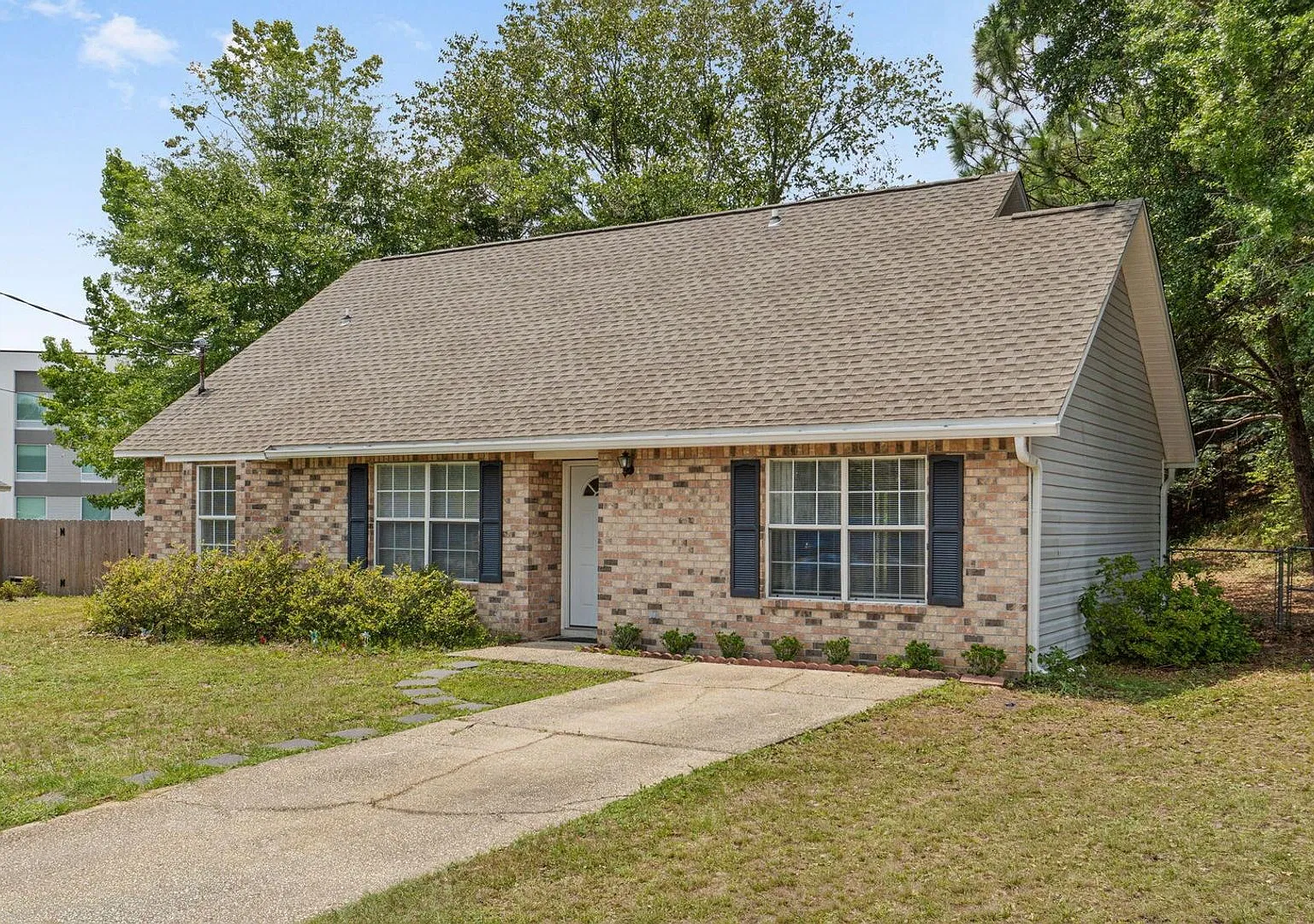 South Crestview Home — Photo 2