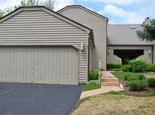 700 Shoreline Rd APT C, Lake Barrington, IL 60010