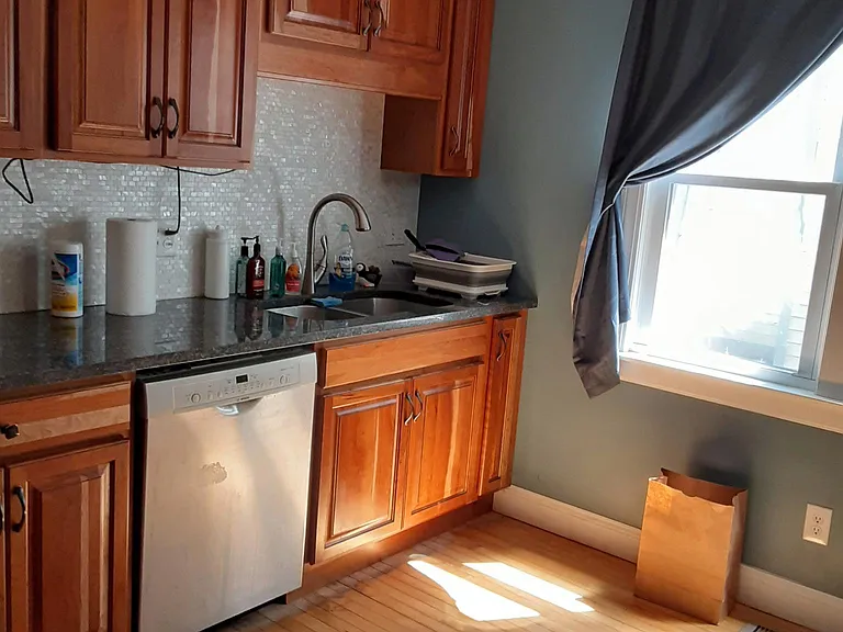 931 Westcott St — Photo 3