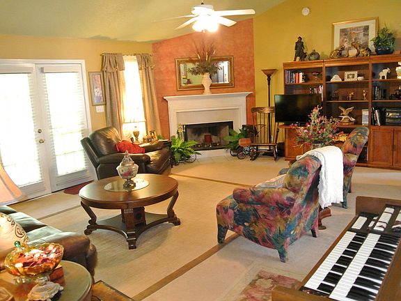 3rd image of 160 Cobblefield Dr