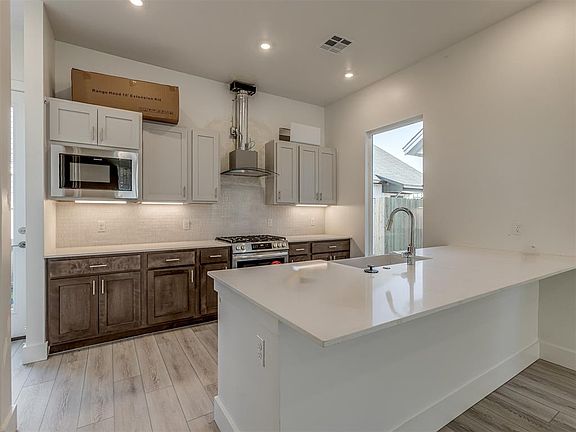 3rd image of 2525 NW 131st St