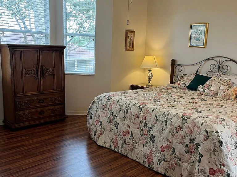 Large bedroom, with king sized bed.
Complete with all linens. All towels and sheets supplied by owner.