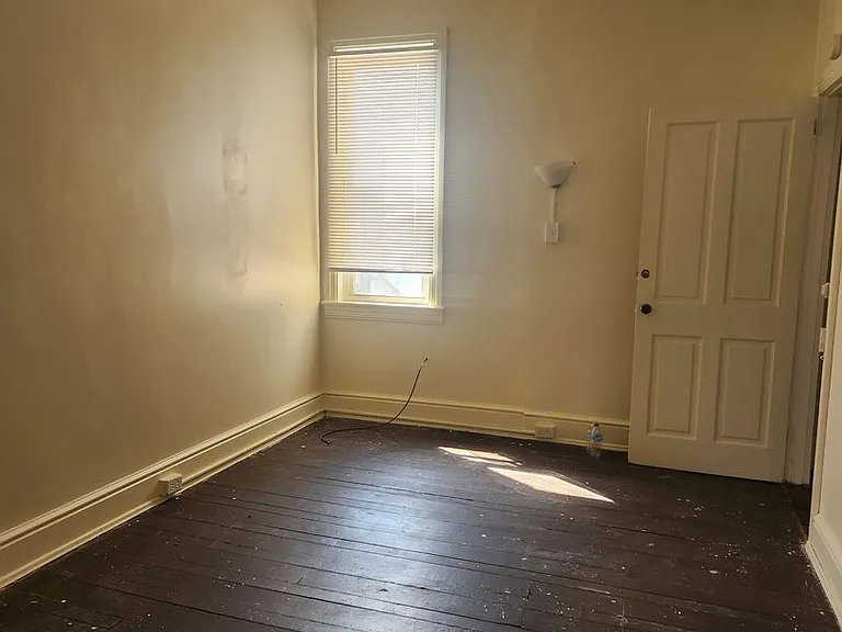582 W King St — Photo 6