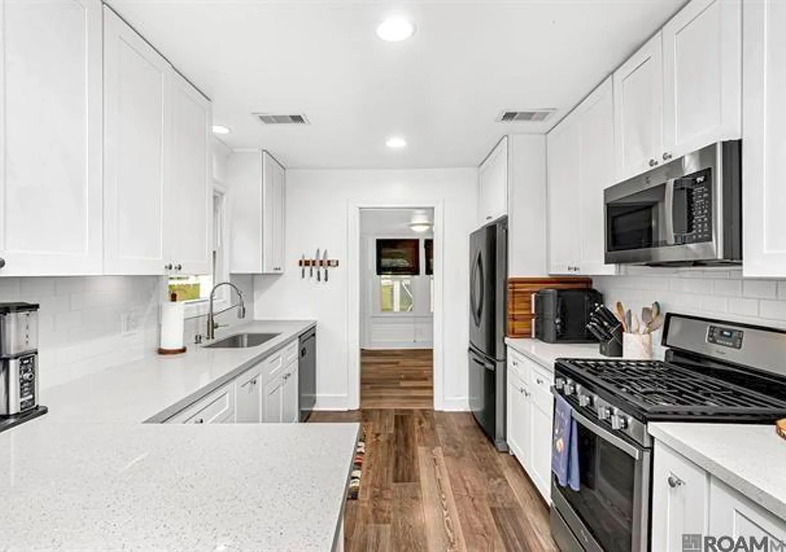 3 bedroom house in Mid City — Photo 1