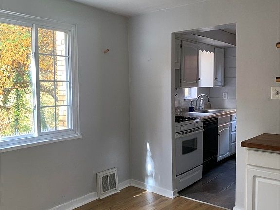 5th image of 37 Forest Ave