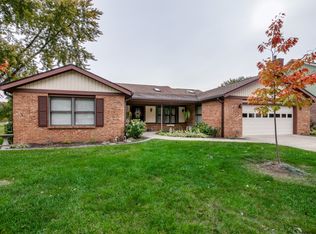 7232 Pineview Dr, Englewood, OH 45322
