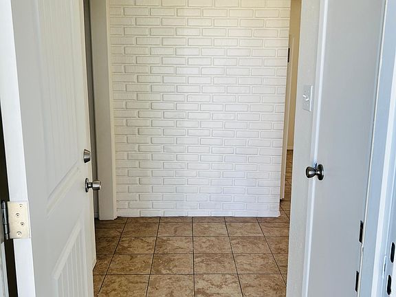 3rd image of 7642 Pembrook Ln