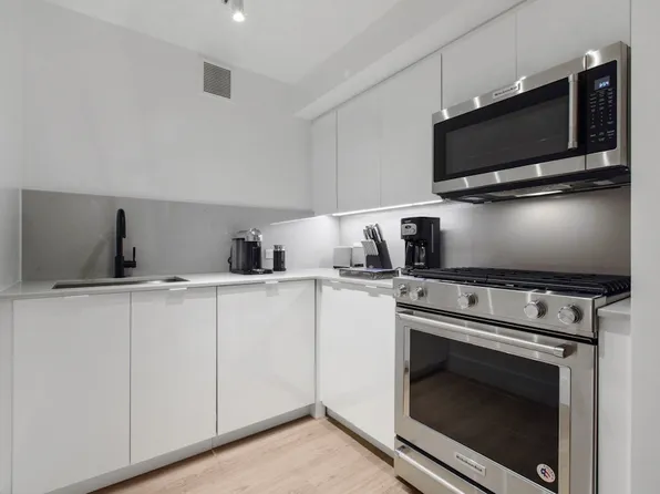 160 West 24th Street image 1 of 7