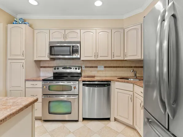 255 Strawberry Hill Avenue #F2, Stamford, CT 06902