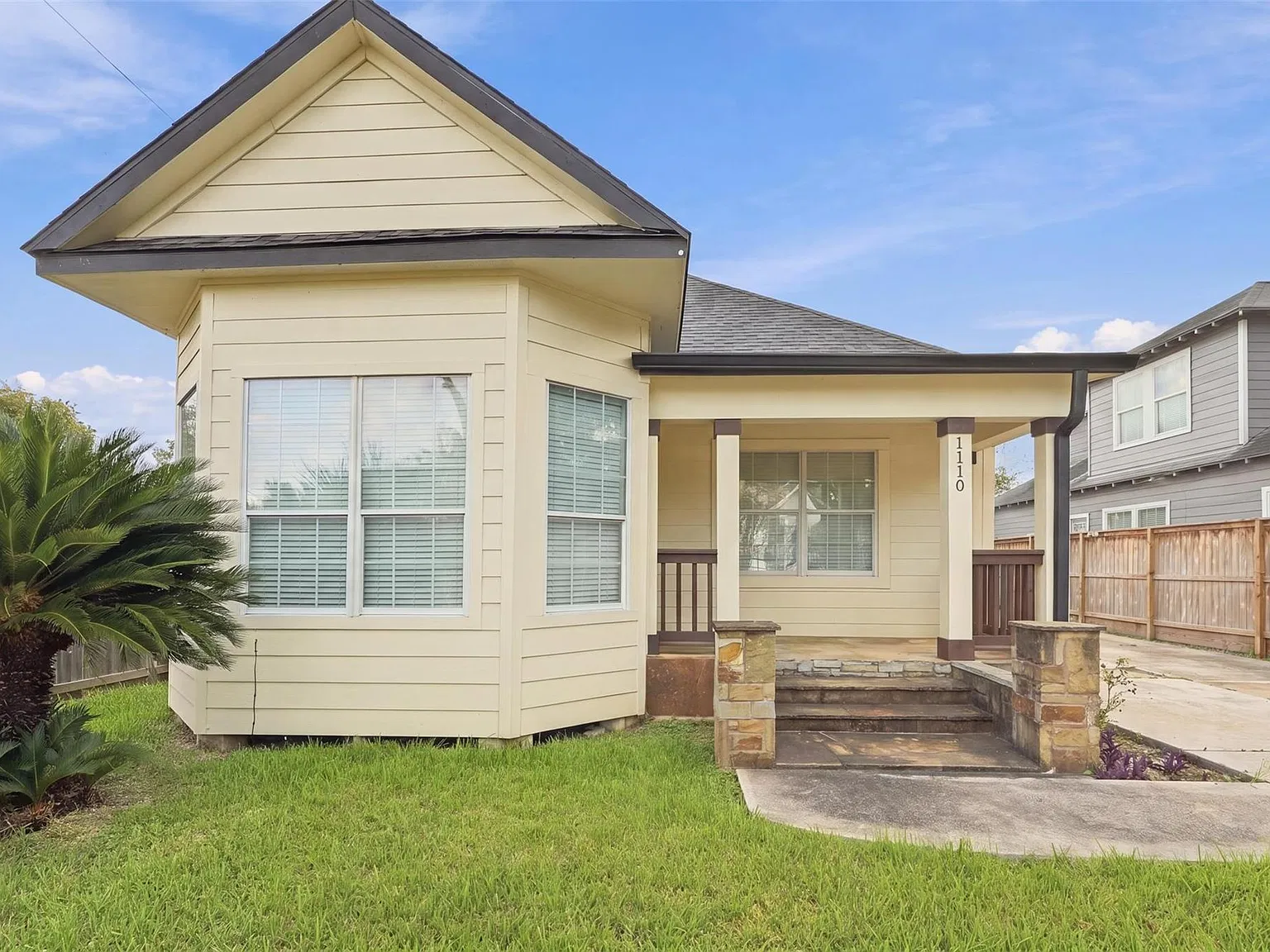 2 bed, 1.0 bath, 1027 sqft, $2,100 — Photo 2