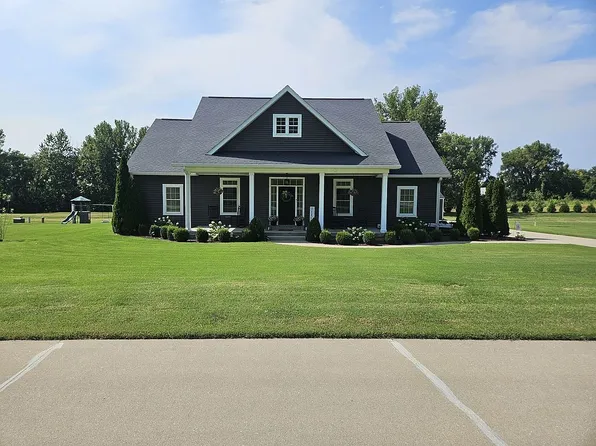 203 Campbell Hill Dr, Washington, IN 47501