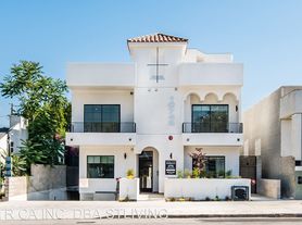Come Home To These Modern Townhouse In Toluca Lake!