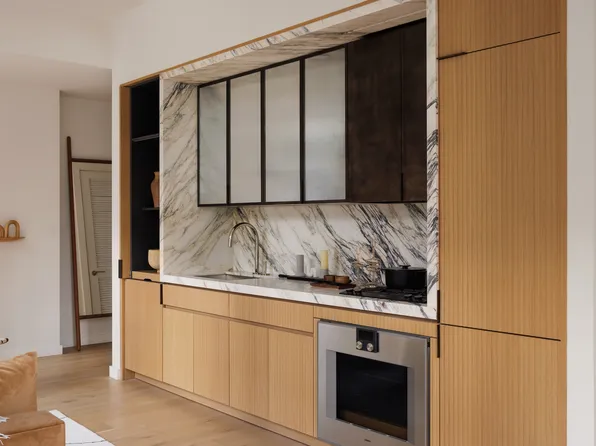 135 East 47th Street image 3 of 17