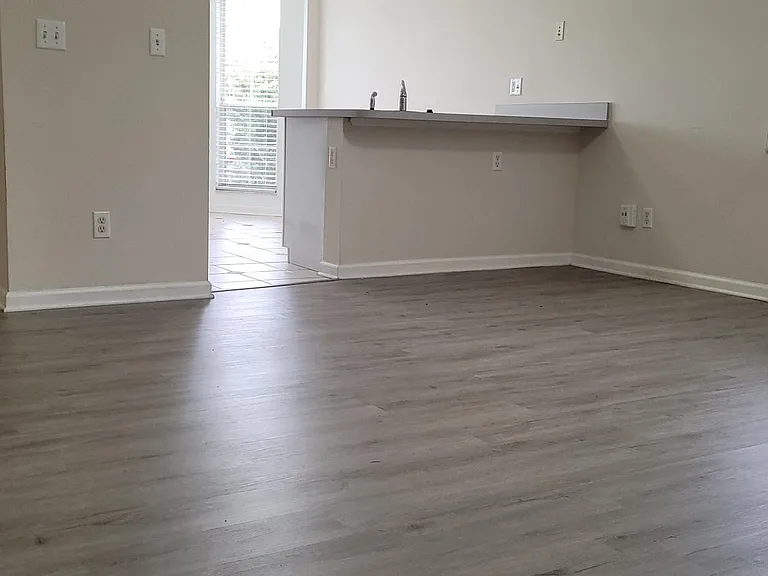 2120 Justin Ave — Photo 2