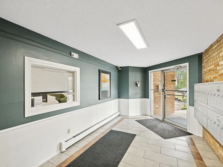 Van Dyke Apartments — Photo 13