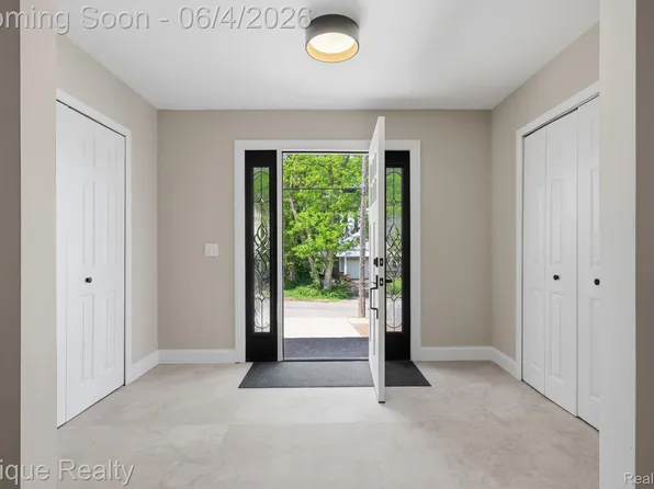 72 N North Shore Dr, Lake Orion, MI 48362