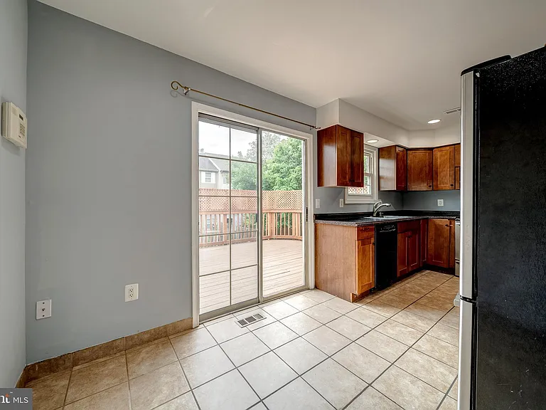 8593 Burlington Ct — Photo 14