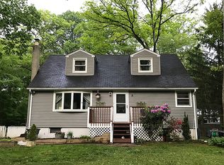 8 Horace Rd, Oak Ridge, NJ 07438