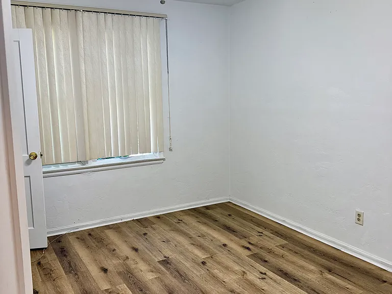 962 Stark St — Photo 11