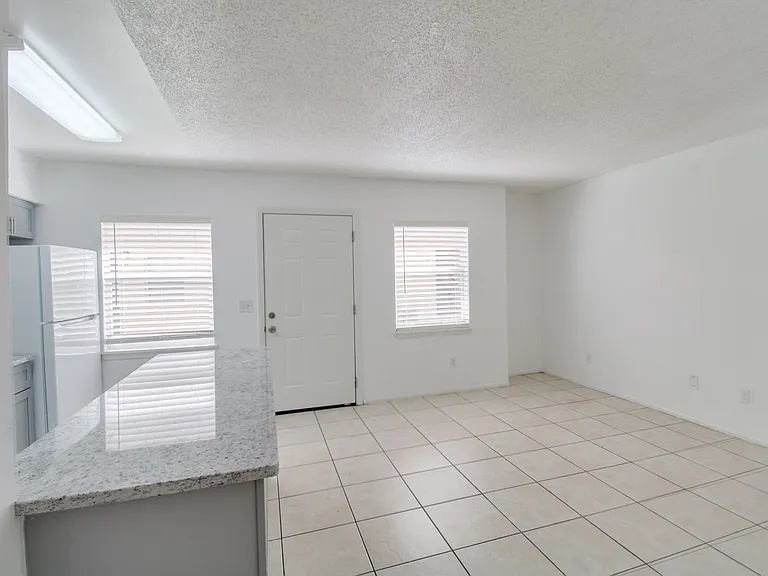 Hamilton House Apartments — Photo 4