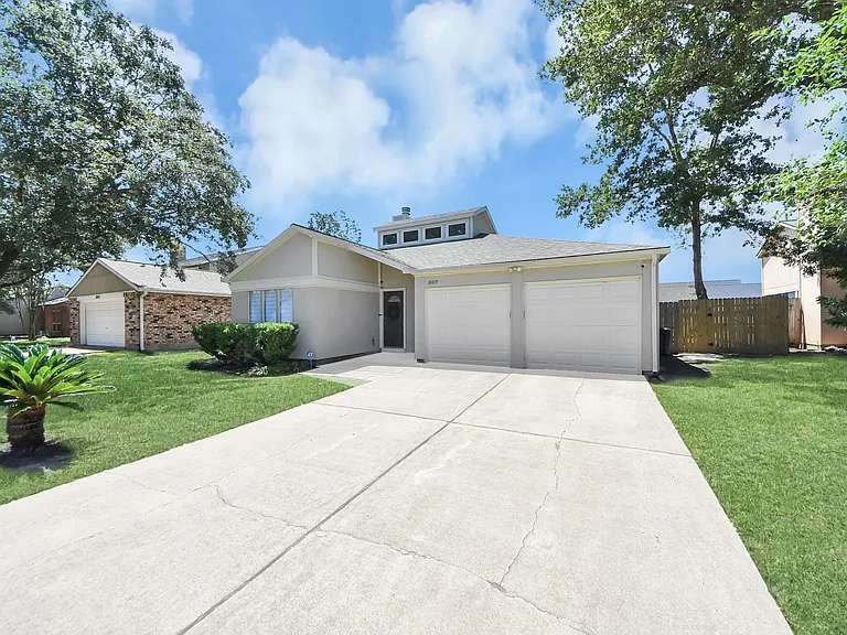 18019 Autumn Hills Dr — Photo 2