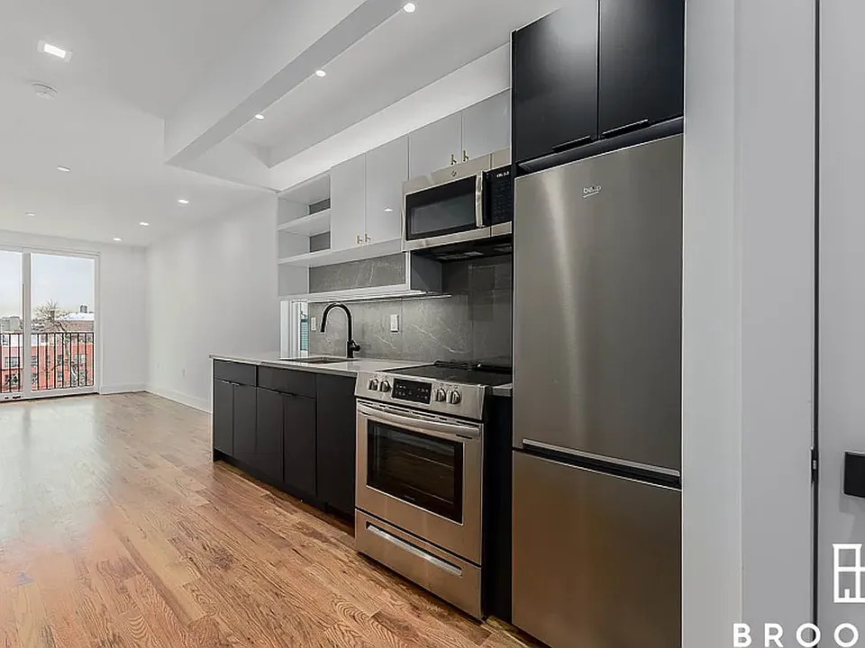 1010 Rogers Ave #5T