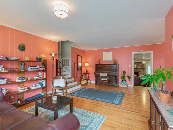 3rd image of 1004 Gardenia Dr