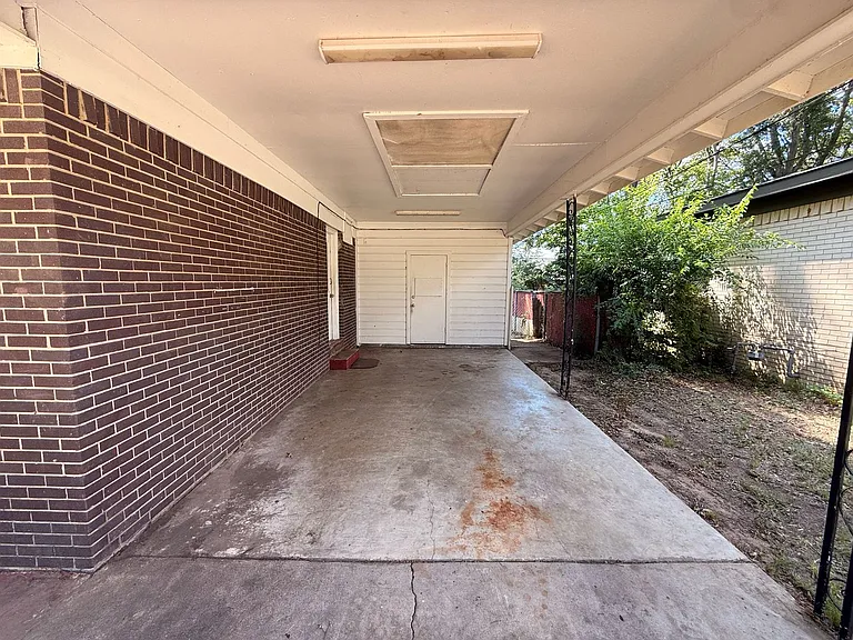 810 Glencrest Ln — Photo 3