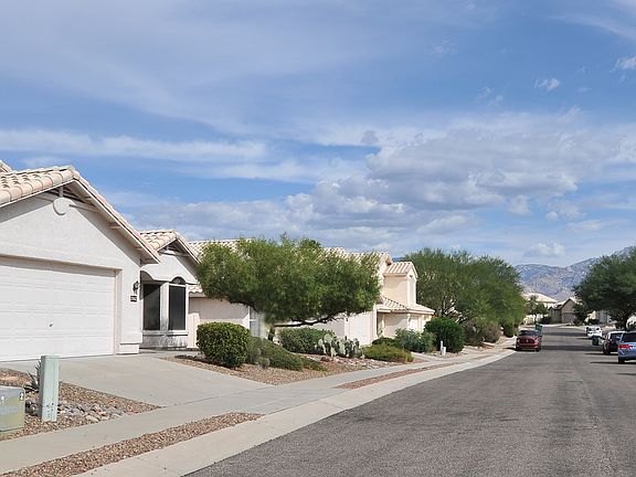 3rd image of 2082 W Three Oaks Dr