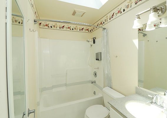 3rd Flr, Full Bath, Skylight