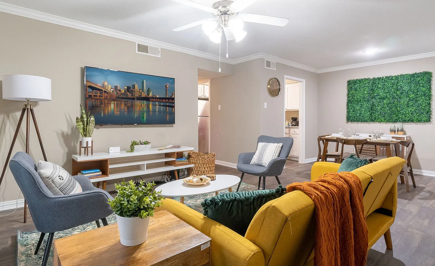 2 bed, 2.0 bath, 1076 sqft, $2,957 — Photo 2