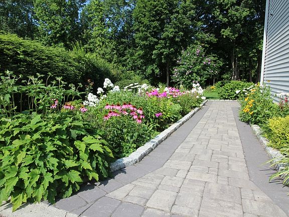 Pavers w/Belgian Block