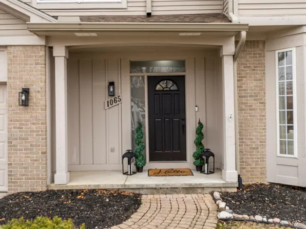 1065 Equestrian Dr, South Lyon, MI 48178
