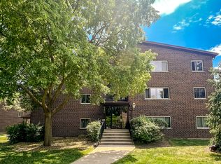 640 Perrie Dr APT 202, Elk Grove Village, IL 60007
