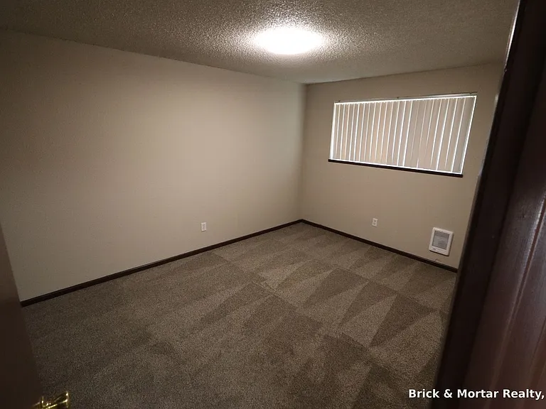 368 S 2nd St — Photo 5