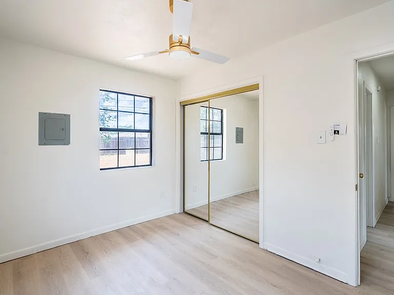 504 Howard Dr — Photo 16