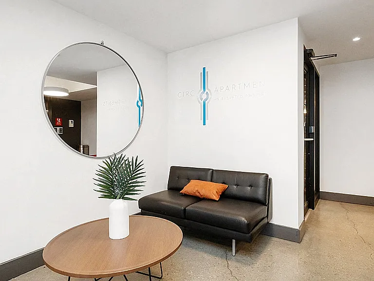 Circ Apartments — Photo 6