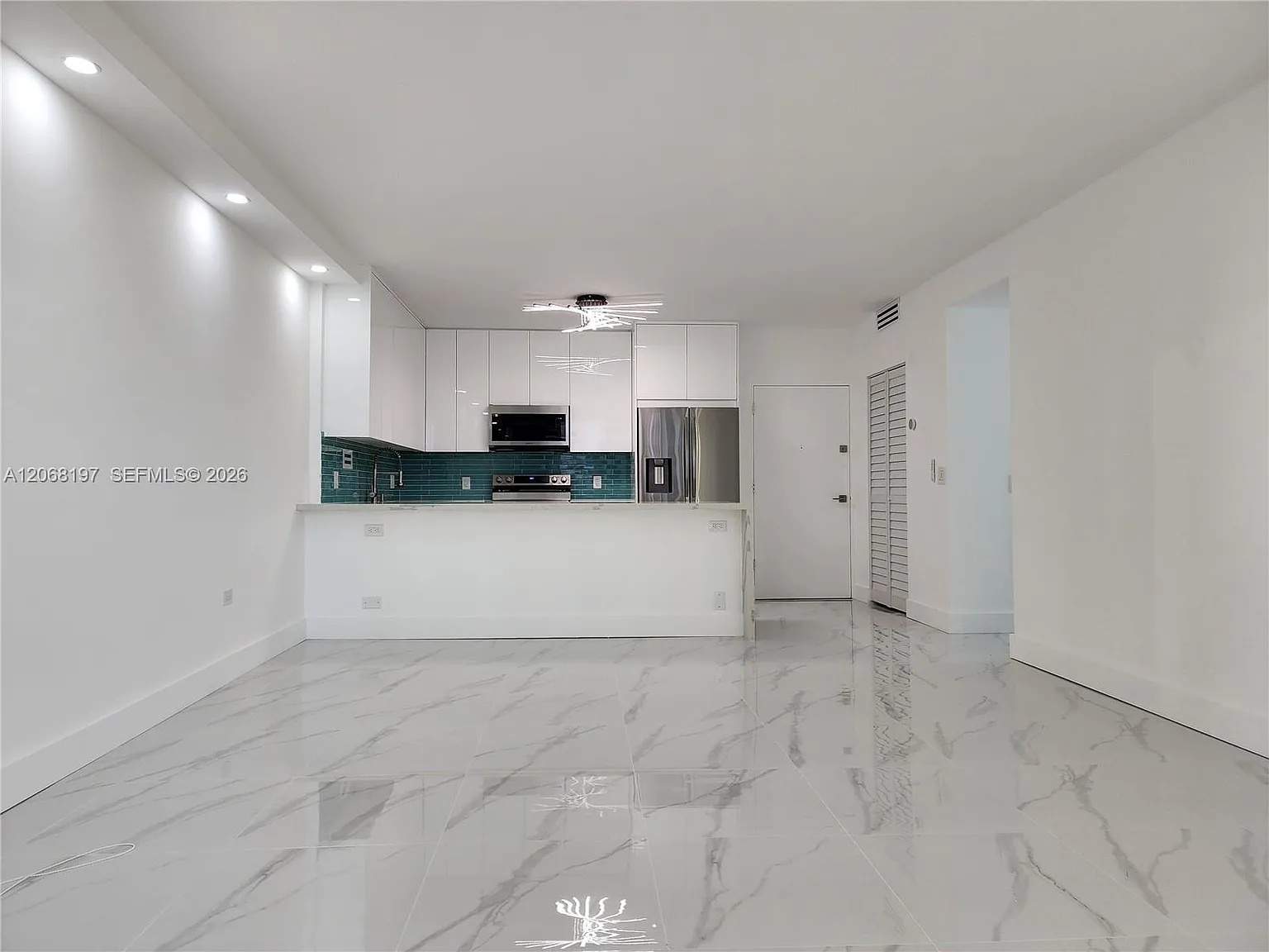 Alexander Towers Condo — Photo 4