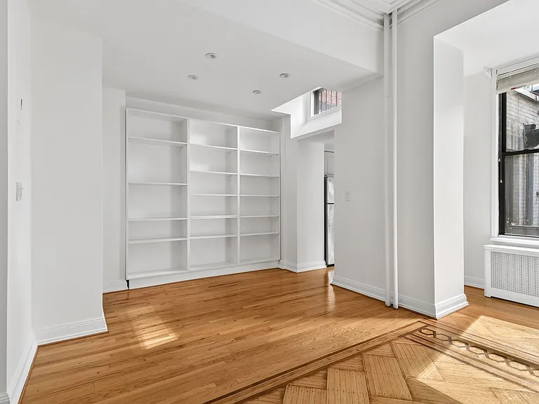 109 E 38th St #3A — Photo 3