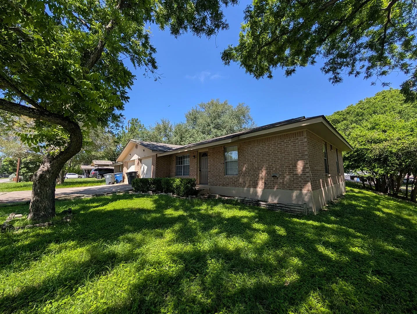 Walk to Torrey Park, and Live Minutes from Historic Gruene! 2/1/1 Duplex on a Corner Lot with Ref... — Photo 4
