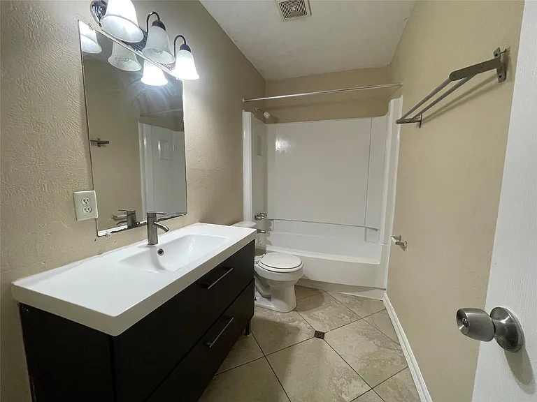 3814 Colvin St — Photo 6