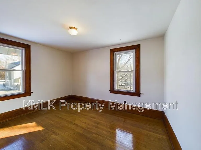 524 Allyn St — Photo 40