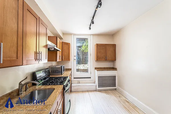 Rented by Anchor Associates | media 21