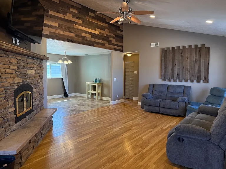 215 W Mill Rd — Photo 1
